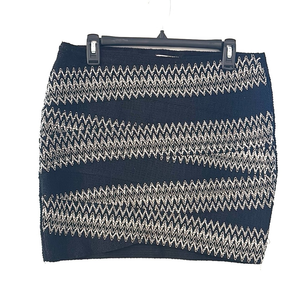 H&M Black and White Chevron Size M  Mini‎ Skirt
